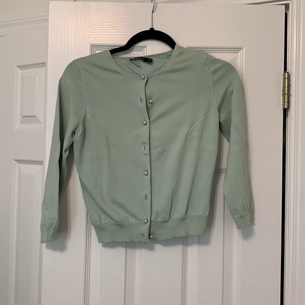 Beautiful sweater lined in beautiful polka dot with pearl buttons